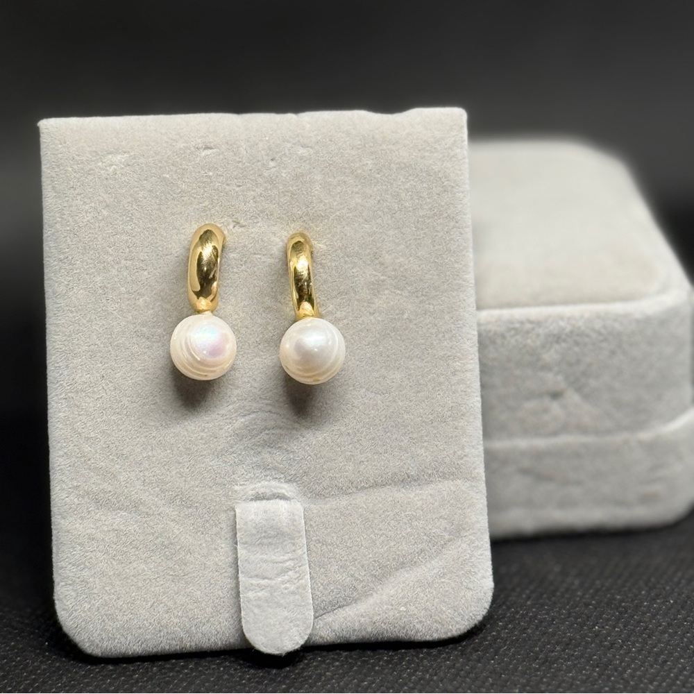 Elegant Gold and Pearl Earrings